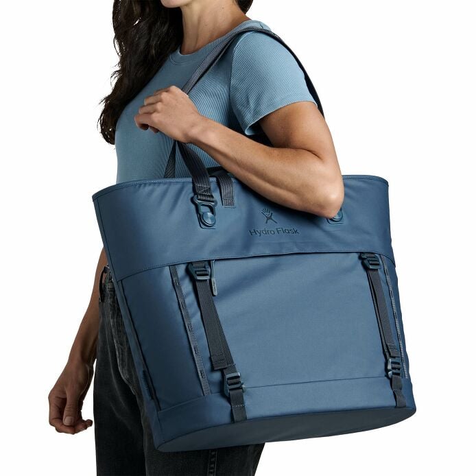 carryouttm-soft-cooler-tote-30-l-q4 250815_hydro_s26_hb_14614_2.jpg