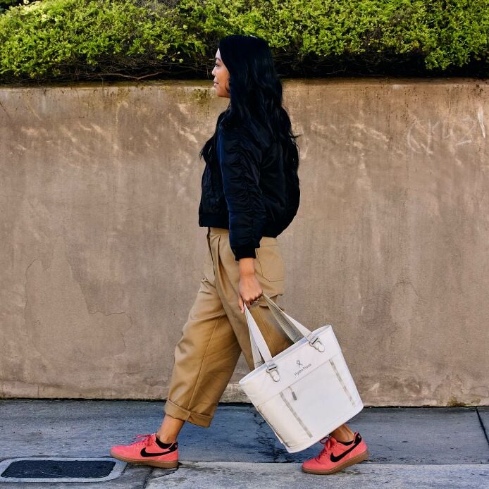 carryouttm-soft-cooler-tote-10-l-g5 hf_carryout_bouwer_d2_l1_stone_steps_0131_3.jpg