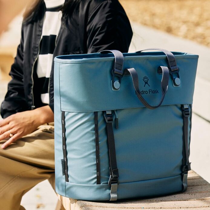 carryouttm-soft-cooler-tote-30-l-q4 hf_carryout_bouwer_d2_l2_parking_soccer_1930_1_1.jpg