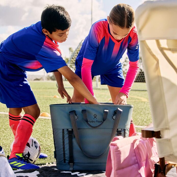 carryouttm-soft-cooler-tote-30-l-q4 hf_carryout_bouwer_d2_l2_parking_soccer_2454_1_1.jpg