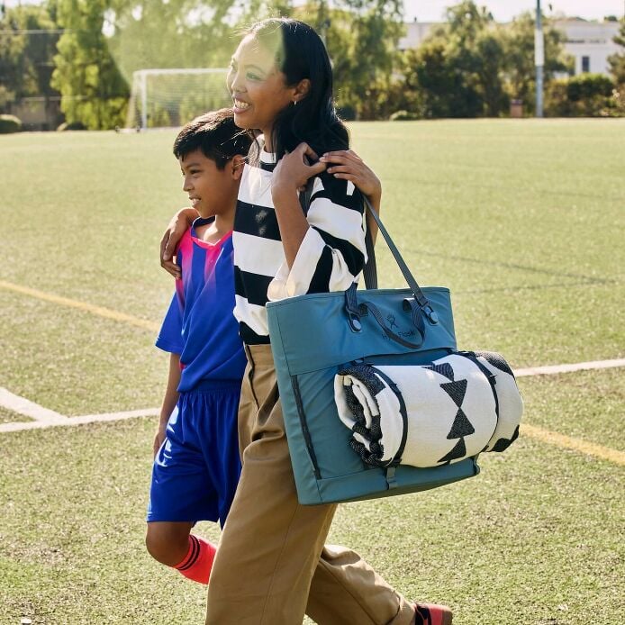 carryouttm-soft-cooler-tote-30-l-q4 hf_carryout_bouwer_d2_l2_parking_soccer_3406_1_1.jpg