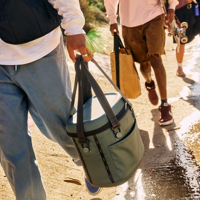 carryouttm-soft-cooler-10-l-f3 hf_carryout_bouwer_d2_l3_skate_ditch_3744_5.jpg