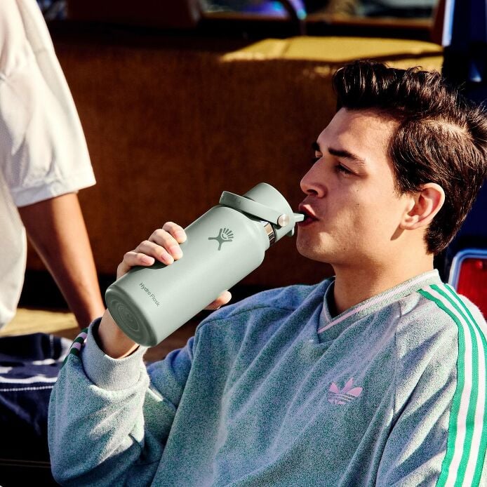 32-oz-wide-mouth-with-flex-straw-cap-p4 s25_tailgating_brouwer_exp-2028-06-01_04-6336_1__5.jpg
